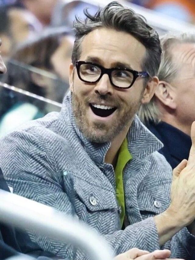 Ryan Reynolds wear glass